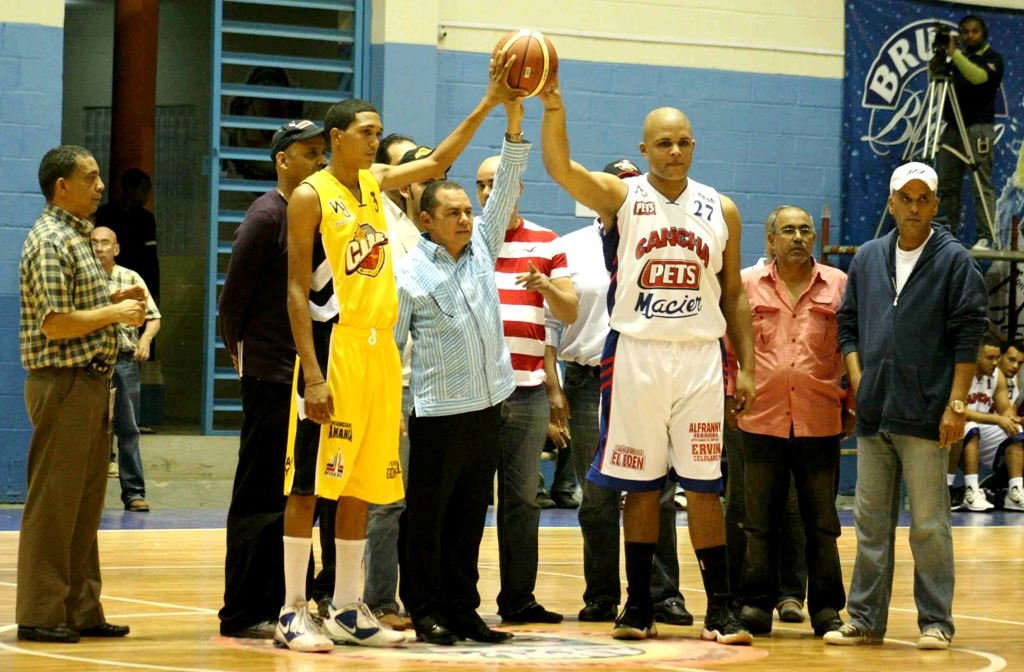 El Síndico de Moca Remberto Cruz realiza el saque de honor